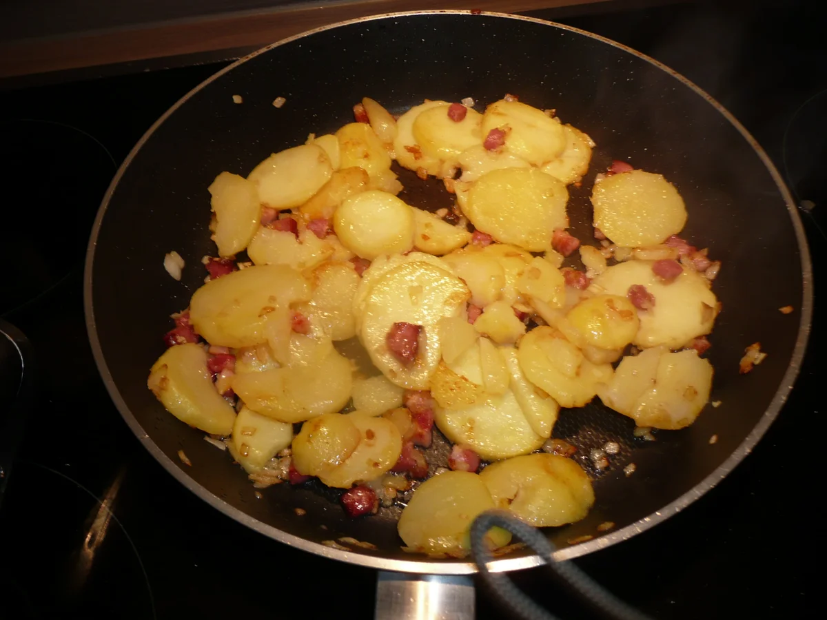 Bauernsalat mit Joghurtdressing, Bratkartoffel + Spiegelei. - Rezept - Bild Nr. 3