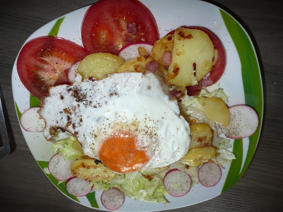Bauernsalat mit Joghurtdressing, Bratkartoffel + Spiegelei. - Rezept