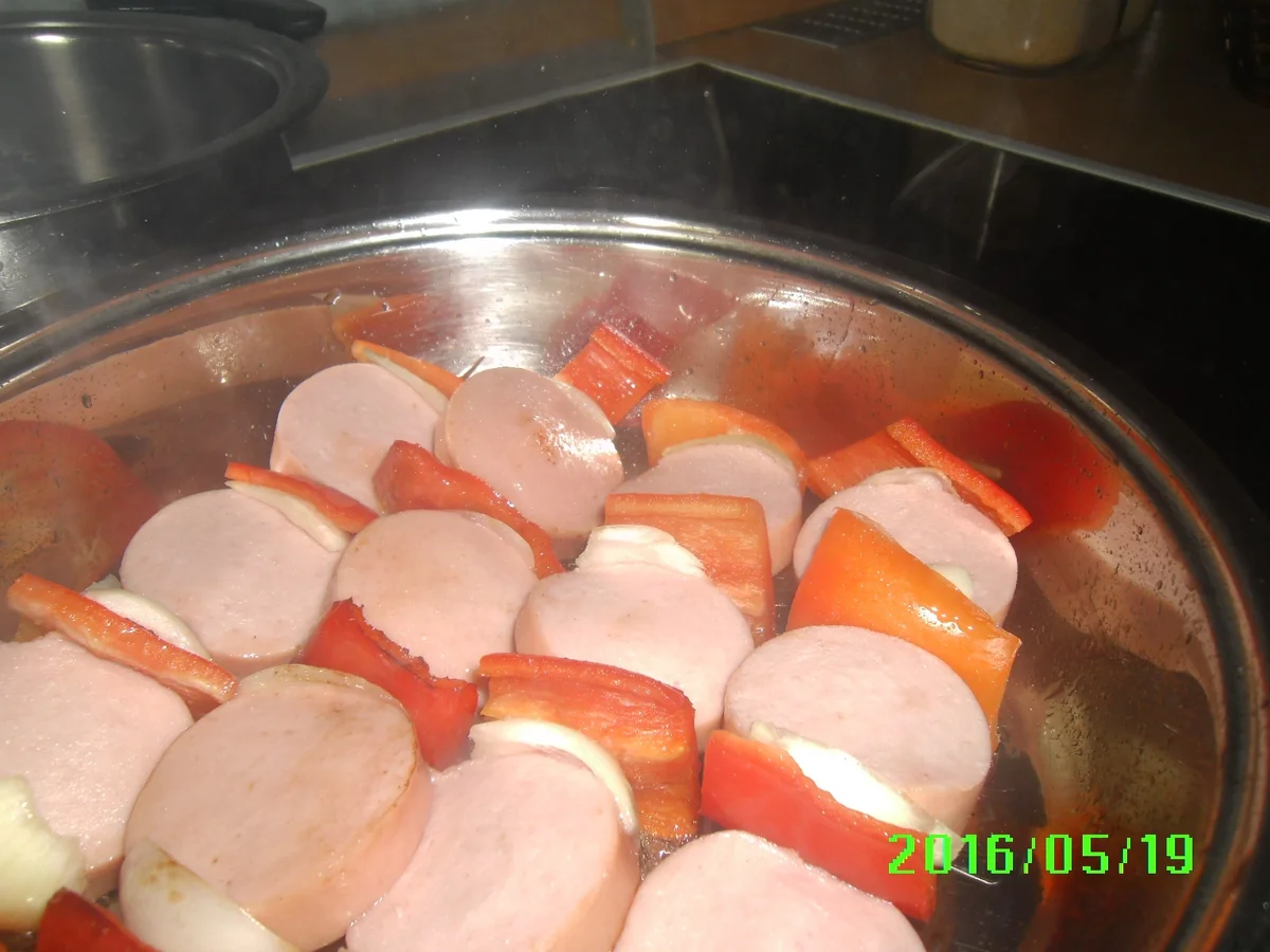 Fleischwurst-Spieß mit Makkaroni und Rotebeete-Salat - Rezept