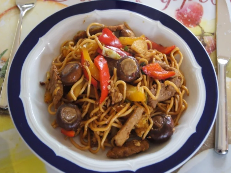 Nudelwok mit Ei, Schweinefilet und Gemüse - Rezept