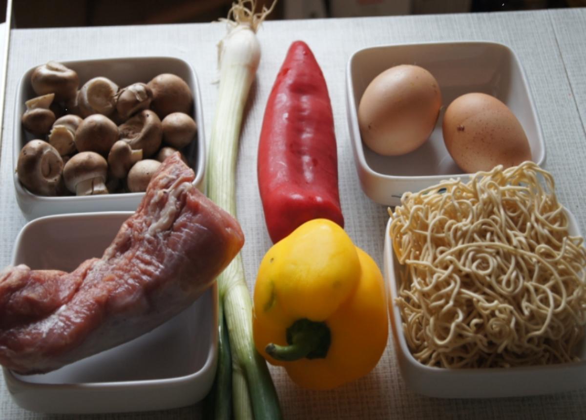 Nudelwok mit Ei, Schweinefilet und Gemüse - Rezept - Bild Nr. 2