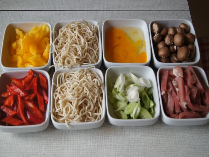 Nudelwok mit Ei, Schweinefilet und Gemüse - Rezept - Bild Nr. 3