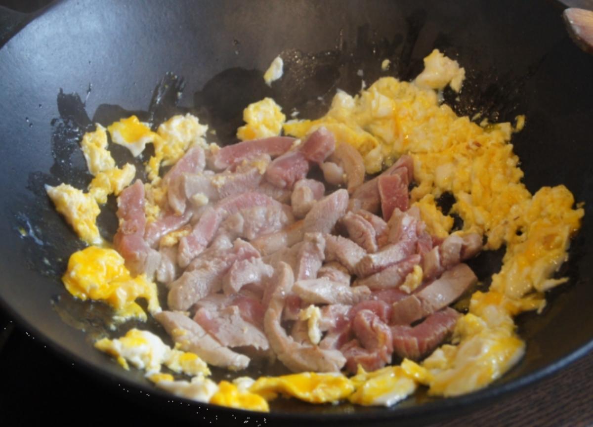 Nudelwok mit Ei, Schweinefilet und Gemüse - Rezept - Bild Nr. 5
