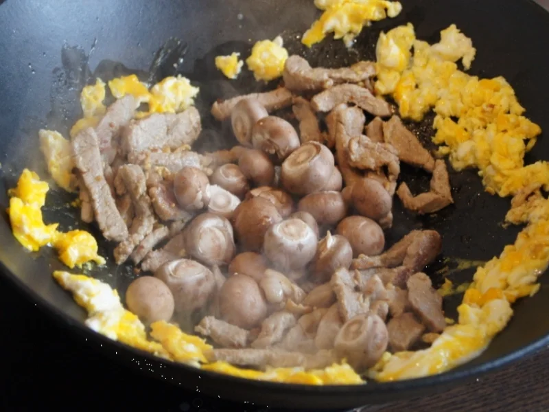 Nudelwok mit Ei, Schweinefilet und Gemüse - Rezept - Bild Nr. 6