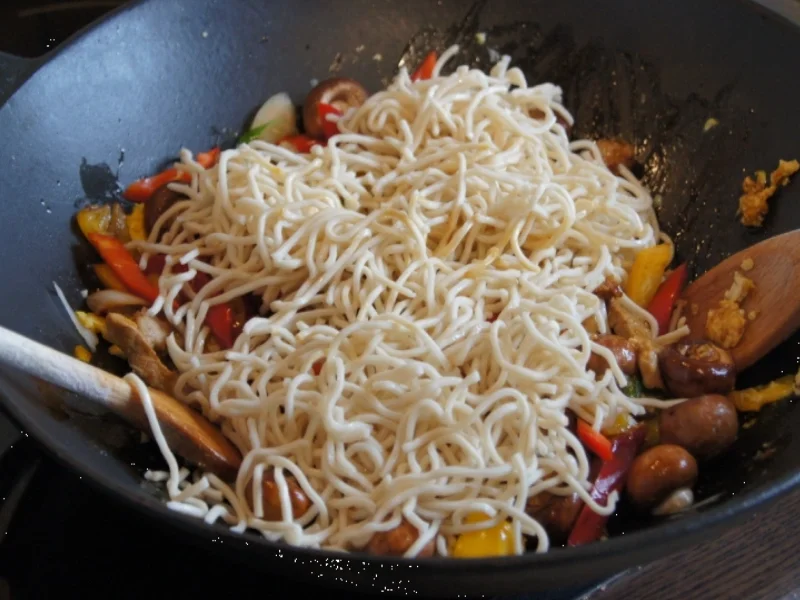 Nudelwok mit Ei, Schweinefilet und Gemüse - Rezept - Bild Nr. 9