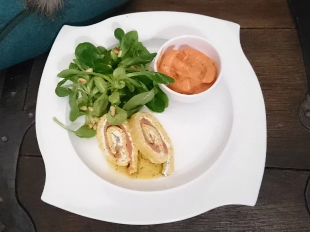 Rezept: Lachsroulade mit Garnelencocktail an Salat Lachsroulade mit Garnelencocktail an Salat - Rezept