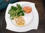 Lachsroulade mit Garnelencocktail an Salat - Rezept