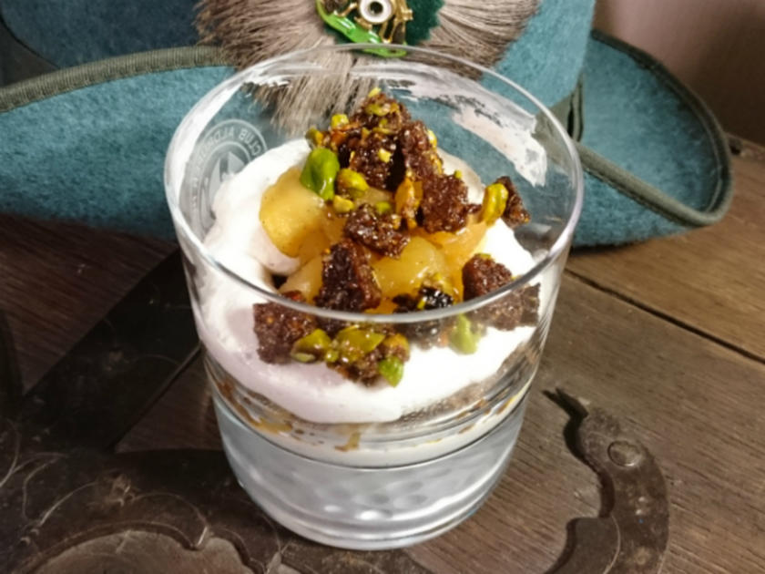 Westfälische Quarkspeise mit Pumpernickel und Kompott - einfach - von ...