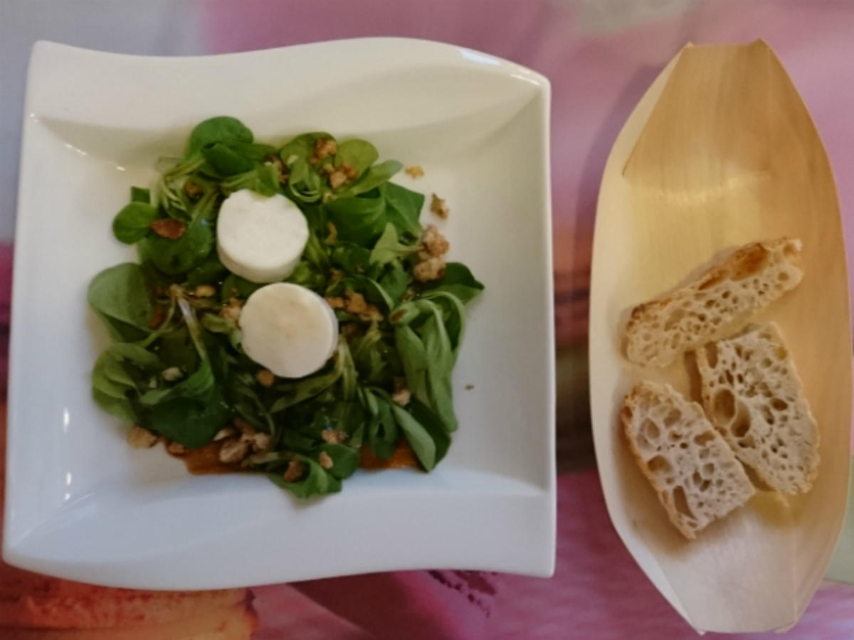 Ziegenkäsetaler auf Feldsalat mit karamellisierten Walnüssen - Rezept ...