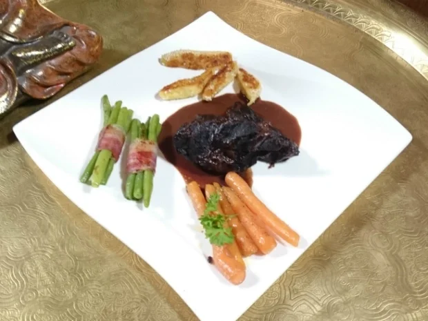 Rinderbäckchen mit Sesamschupfnudeln und Prinzessböhnchen - Rezept