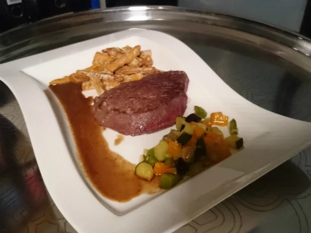 Rezept: Sous-Vide gegartes Grain-Fed Rind mit Süßkartoffelpommes und mediterranem Gemüse Sous-Vide gegartes Grain-Fed Rind mit Süßkartoffelpommes und mediterranem Gemüse - Rezept