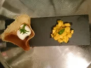 Buttermilchcrème im Körbchen mit Mangosalat - Rezept