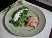 Geräuchertes Forellenfilet mit Avocado, Apfel, Gurke, Rauken und Blattspinat - Rezept
