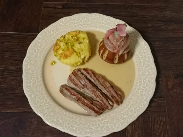 Lammlachse mit Birne und Bohnen, süßer Zwiebelsoße und Nuss-Kartoffelstampf - Rezept