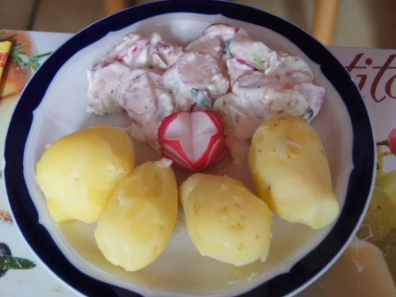 Rezept: Quark mit Radieschen, Frühlingszwiebel und Pellkartoffeln Quark mit Radieschen, Frühlingszwiebel und Pellkartoffeln - Rezept