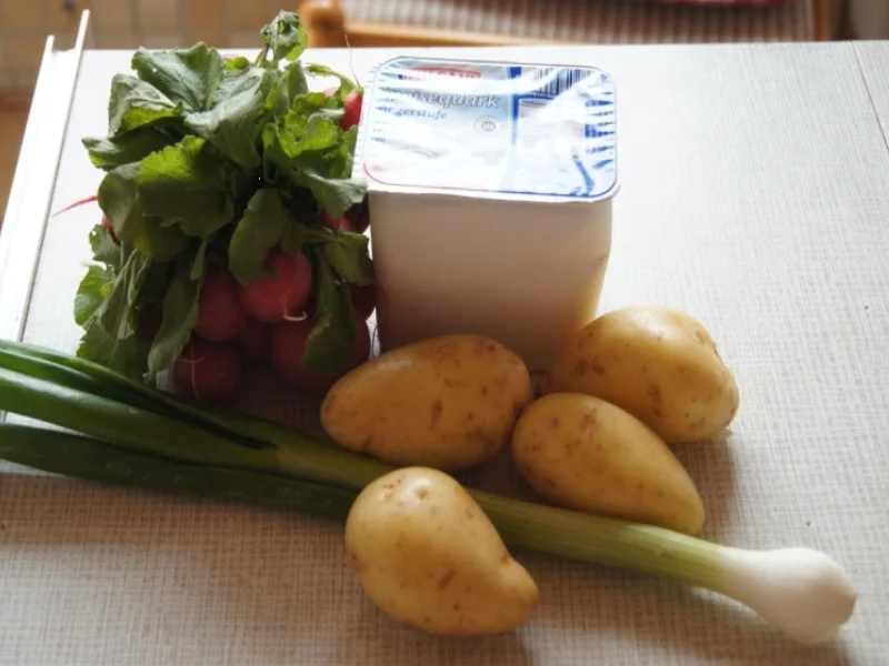 Rezept: Quark mit Radieschen, Frühlingszwiebel und Pellkartoffeln Bild Nr. 2 Quark mit Radieschen, Frühlingszwiebel und Pellkartoffeln - Rezept - Bild Nr. 2