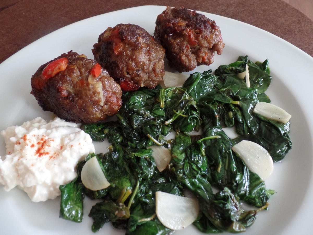 Paprika-Cevapcici auf Knoblauch-Spinat und Feta-Joghurt - Rezept