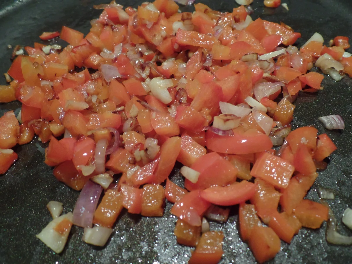 Paprika-Cevapcici auf Knoblauch-Spinat und Feta-Joghurt - Rezept - Bild Nr. 4