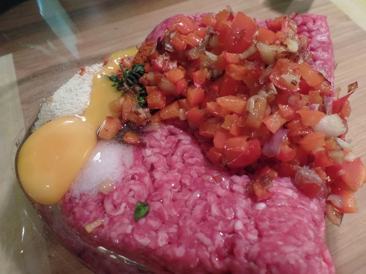 Paprika-Cevapcici auf Knoblauch-Spinat und Feta-Joghurt - Rezept - Bild Nr. 5