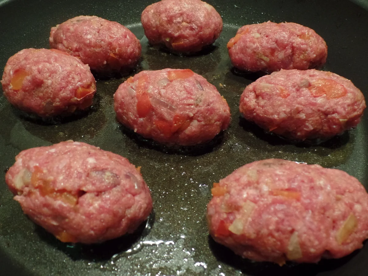 Paprika-Cevapcici auf Knoblauch-Spinat und Feta-Joghurt - Rezept - Bild Nr. 7