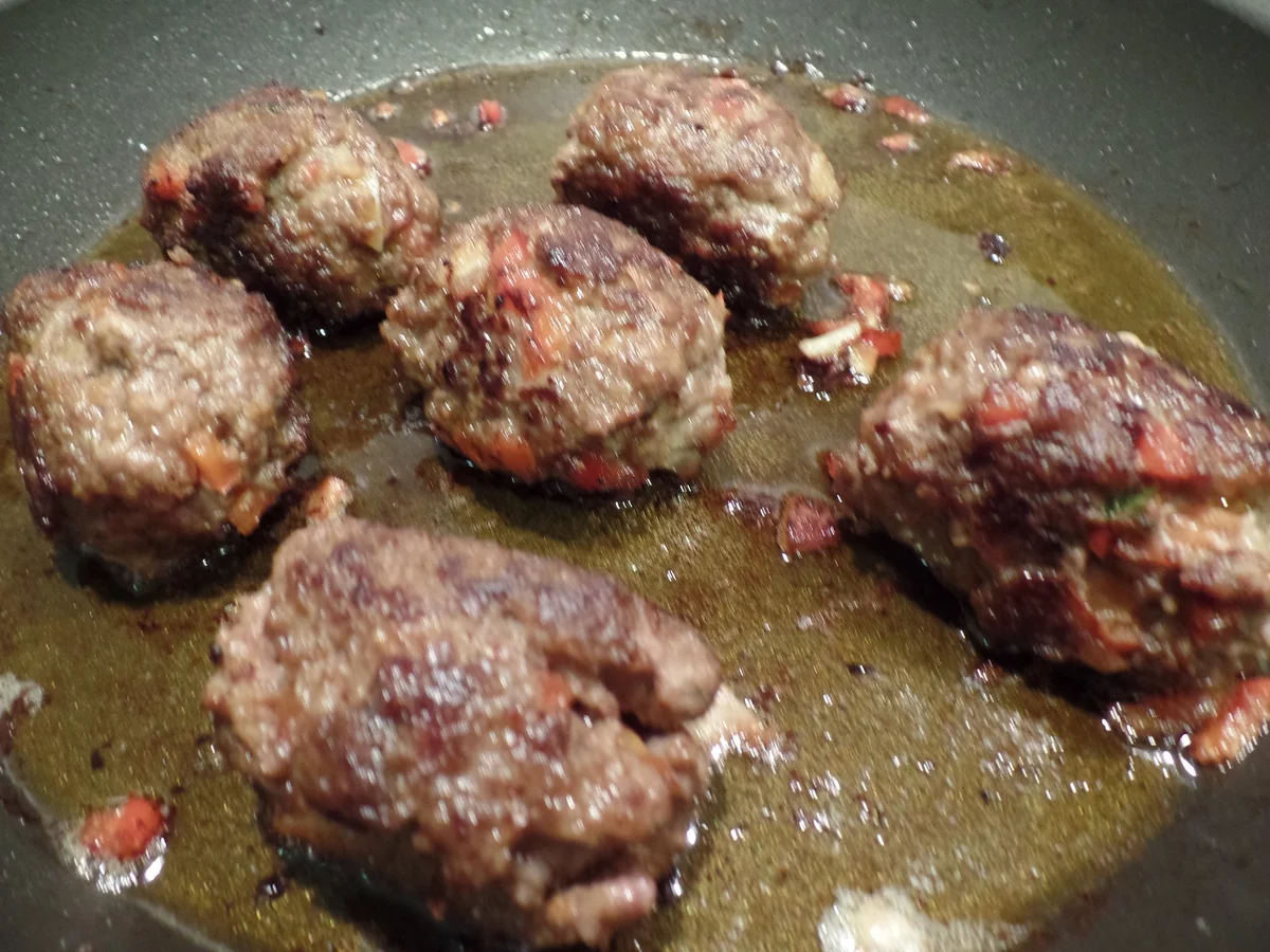 Paprika-Cevapcici auf Knoblauch-Spinat und Feta-Joghurt - Rezept - Bild Nr. 8