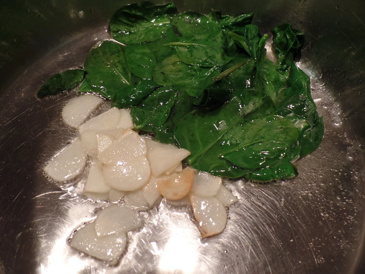 Paprika-Cevapcici auf Knoblauch-Spinat und Feta-Joghurt - Rezept - Bild Nr. 10