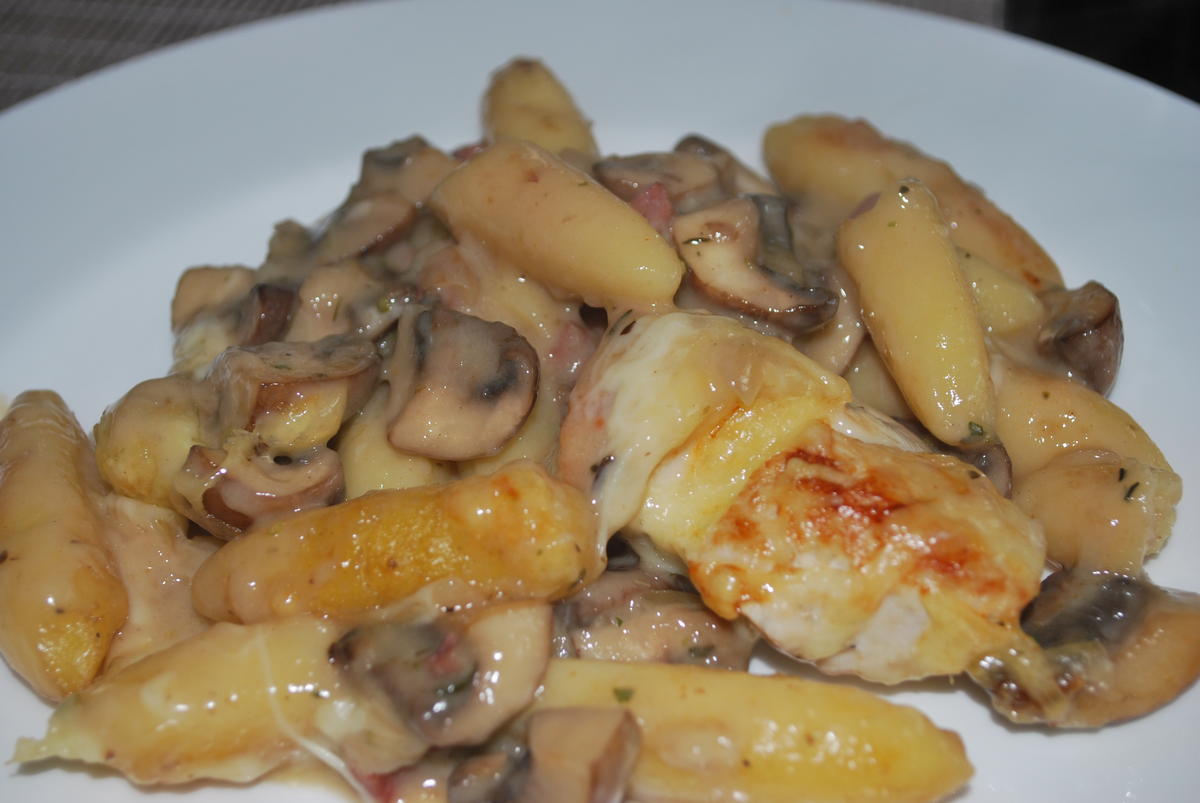 Gratinierte Schupfnudeln in Champignon-Rahm  - Rezept