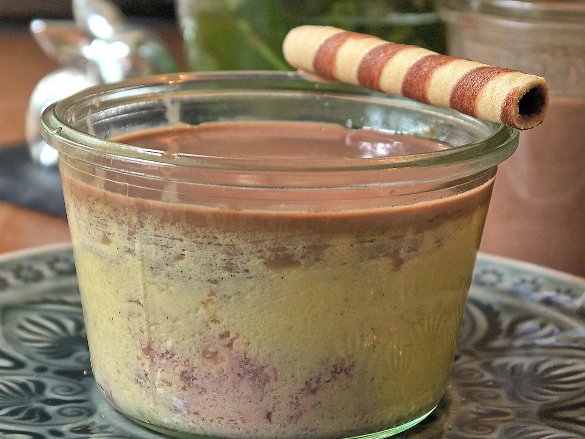 Gebackenes Rhabarber-Frischkäse-Dessert mit Whisky-Sahne-Sauce - Rezept