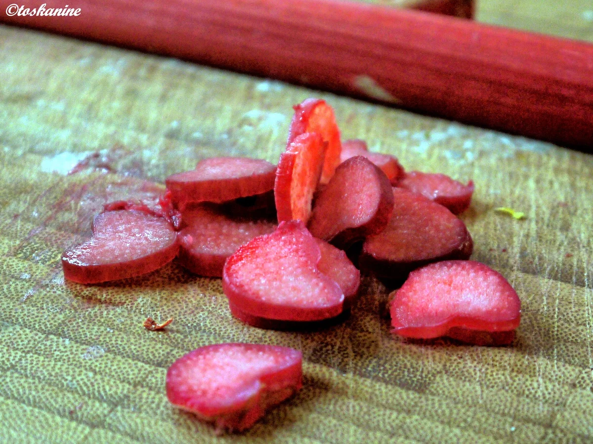 Gebackenes Rhabarber-Frischkäse-Dessert mit Whisky-Sahne-Sauce - Rezept - Bild Nr. 5