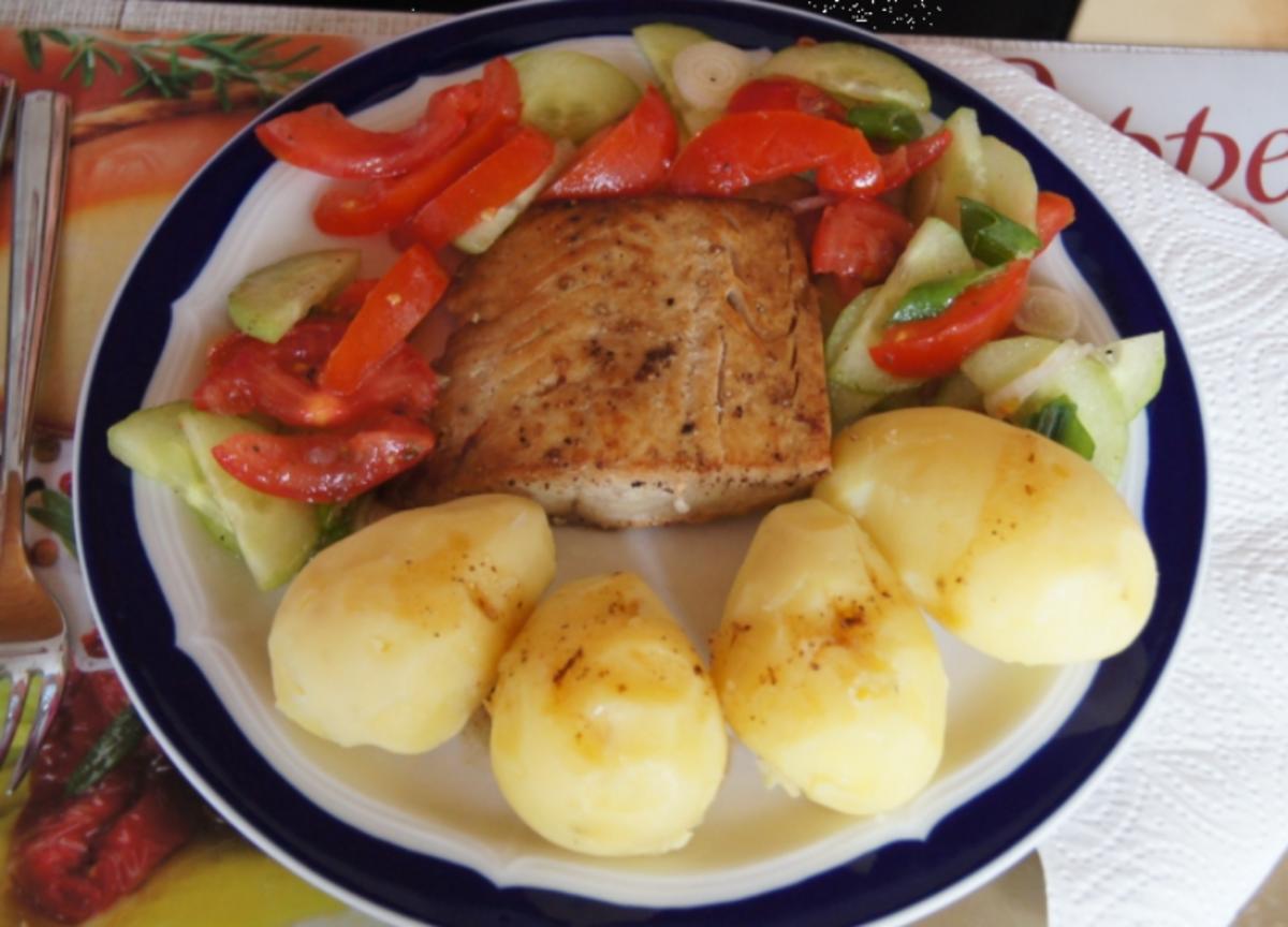 Bilder für Pazifik Wildlachsfilet mit Pellkartoffeln und Tomaten-Gurken-Salat - Rezept