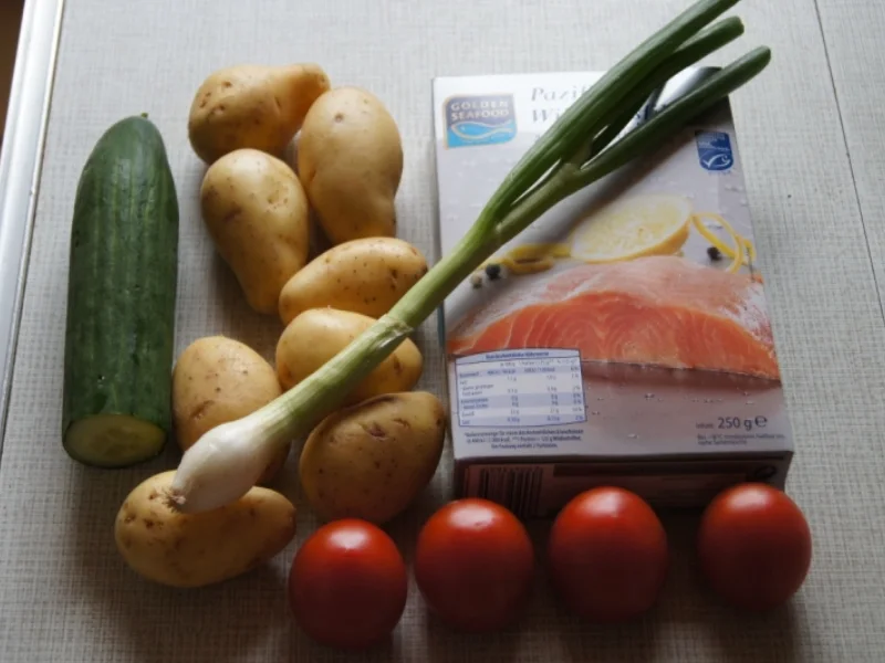 Pazifik Wildlachsfilet mit Pellkartoffeln und Tomaten-Gurken-Salat - Rezept - Bild Nr. 2