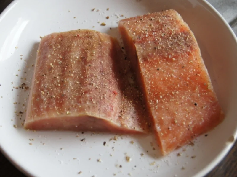 Pazifik Wildlachsfilet mit Pellkartoffeln und Tomaten-Gurken-Salat - Rezept - Bild Nr. 3
