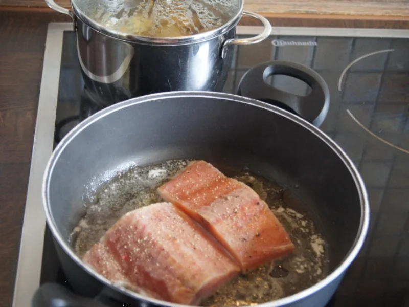 Pazifik Wildlachsfilet mit Pellkartoffeln und Tomaten-Gurken-Salat - Rezept - Bild Nr. 4