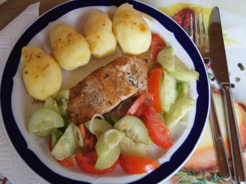 Pazifik Wildlachsfilet mit Pellkartoffeln und Tomaten-Gurken-Salat - Rezept - Bild Nr. 11