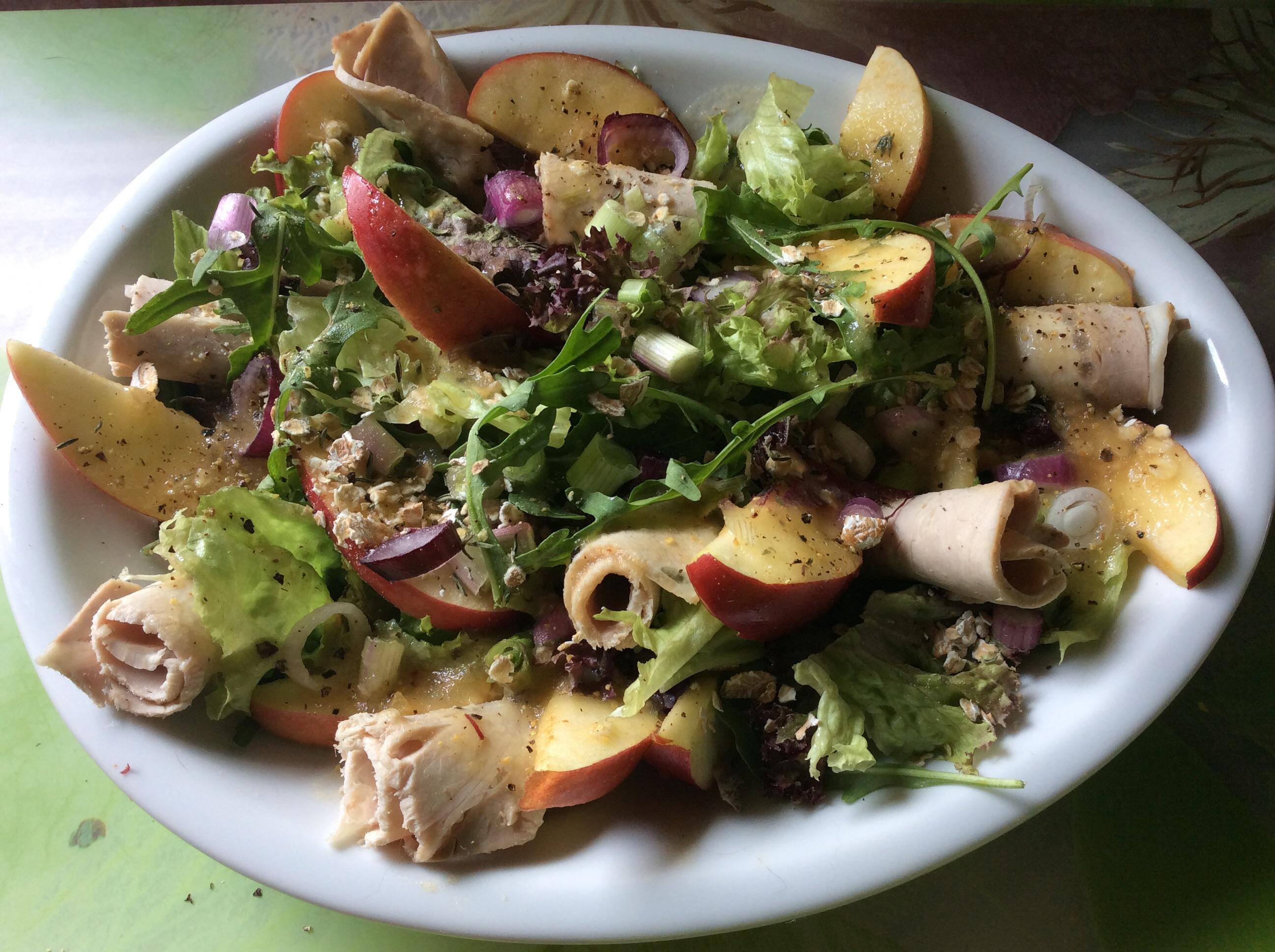 Gemischter grüner Salat mit Apfel, Schweinebraten und
Apfel-Orangen-Dressing - Rezept Gesendet von admin