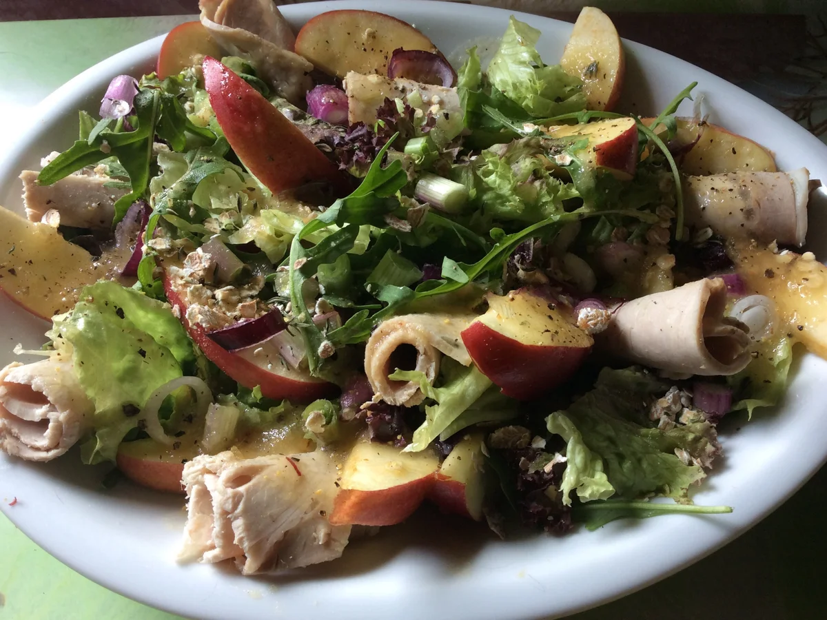 Gemischter grüner Salat mit Apfel, Schweinebraten und  Apfel-Orangen-Dressing - Rezept - Bild Nr. 2