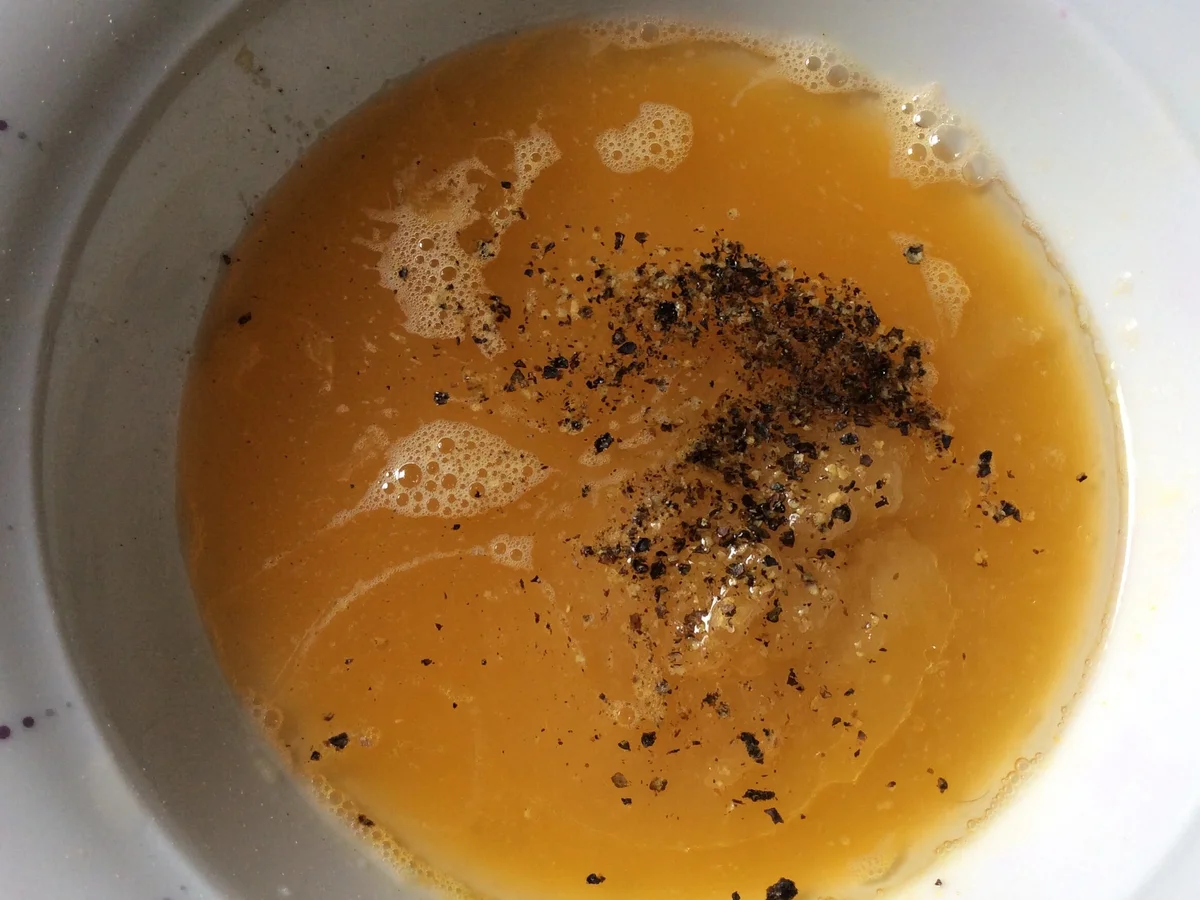 Gemischter grüner Salat mit Apfel, Schweinebraten und  Apfel-Orangen-Dressing - Rezept - Bild Nr. 3