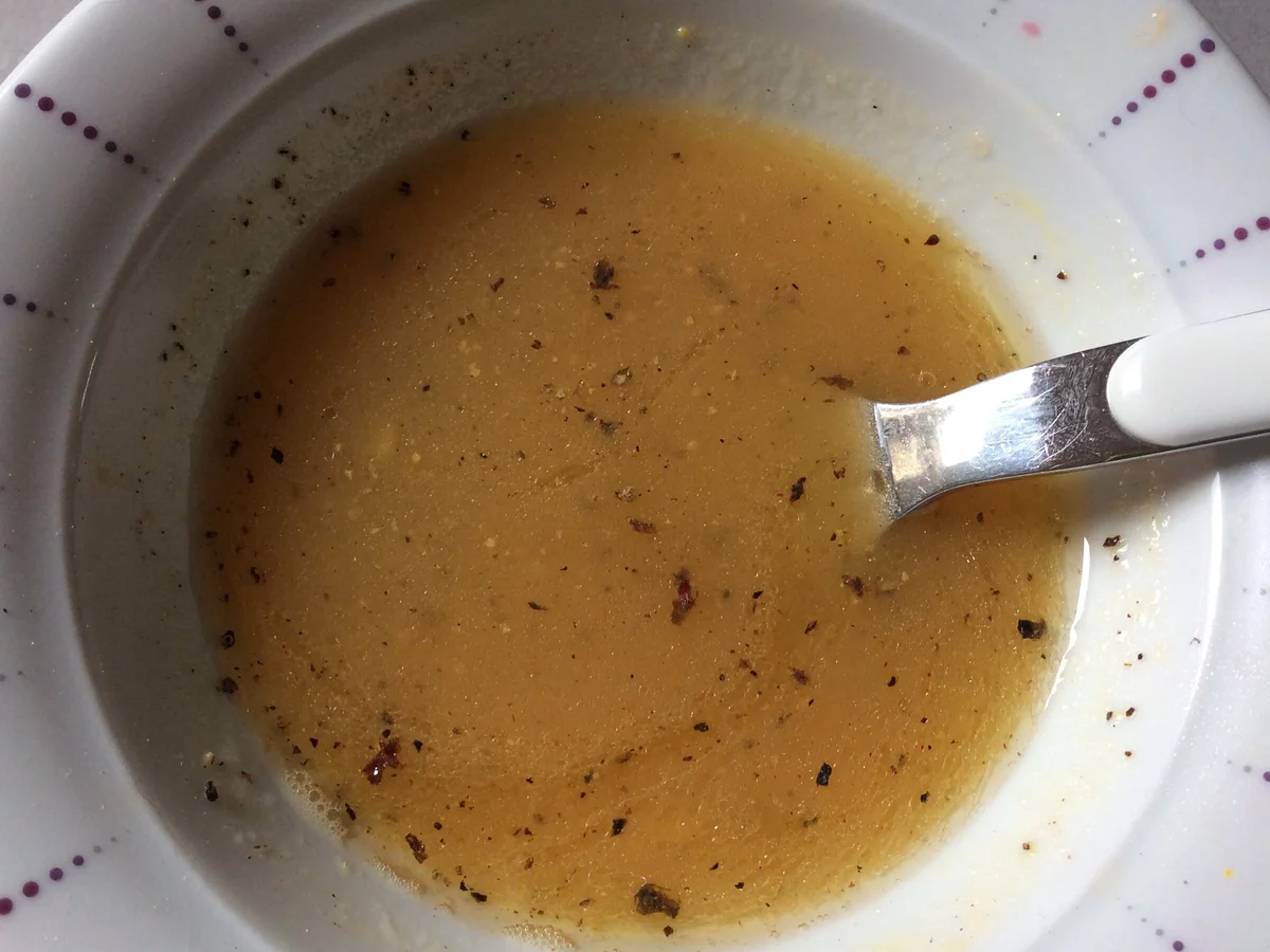 Gemischter grüner Salat mit Apfel, Schweinebraten und  Apfel-Orangen-Dressing - Rezept - Bild Nr. 4