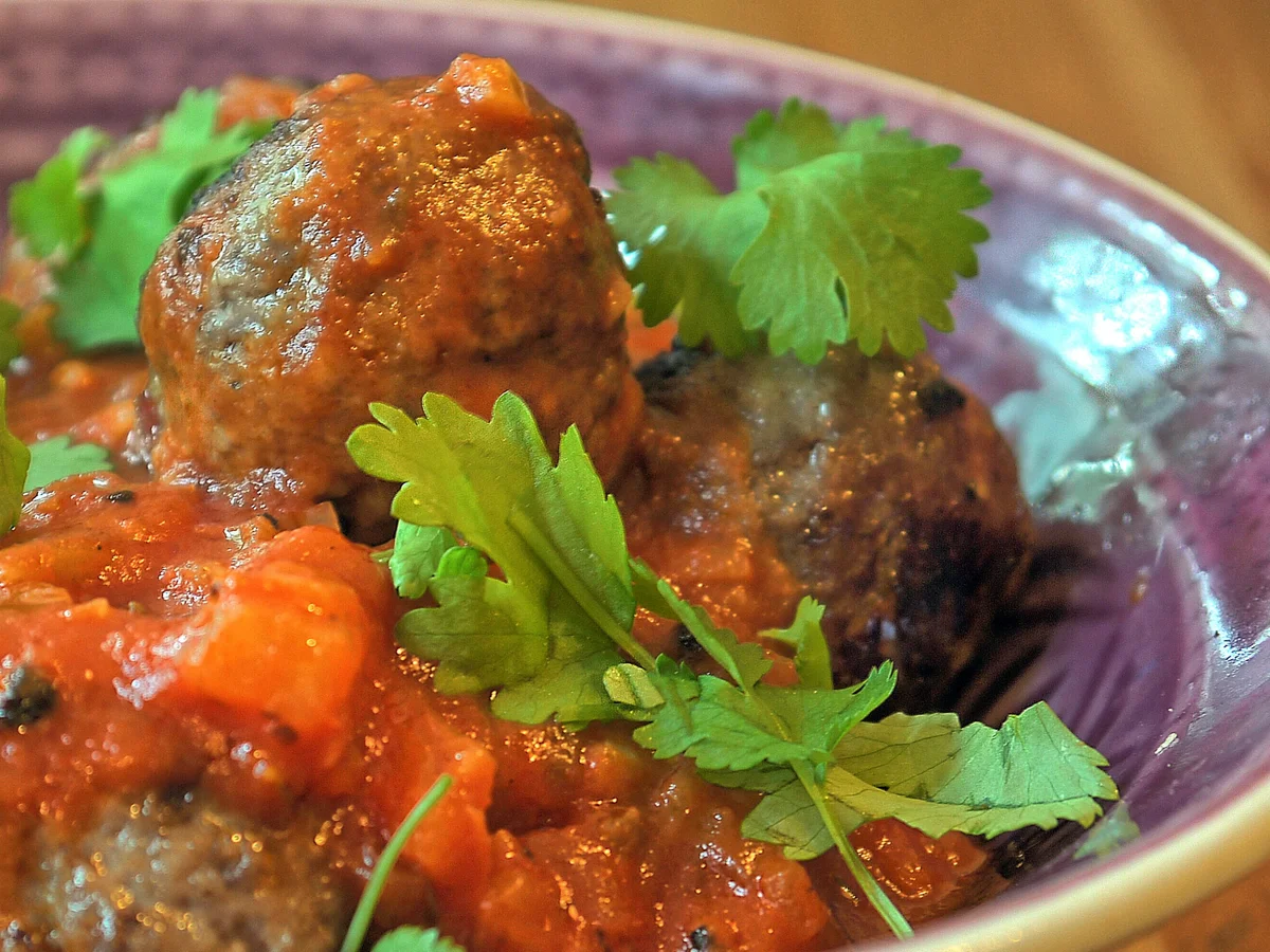 Schoko-Chili-Hackbällchen auf Tomaten-Ananas-Sugo - Rezept