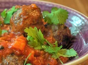 Schoko-Chili-Hackbällchen auf Tomaten-Ananas-Sugo - Rezept