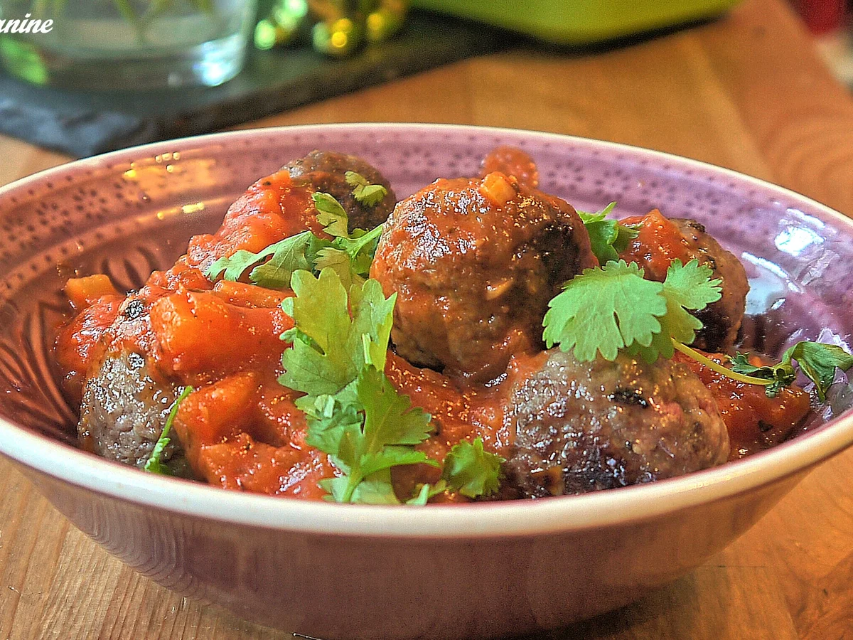 Schoko-Chili-Hackbällchen auf Tomaten-Ananas-Sugo - Rezept - Bild Nr. 2