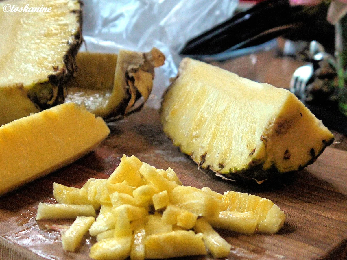 Schoko-Chili-Hackbällchen auf Tomaten-Ananas-Sugo - Rezept - Bild Nr. 3