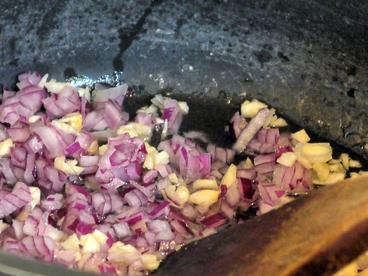 Schoko-Chili-Hackbällchen auf Tomaten-Ananas-Sugo - Rezept - Bild Nr. 4