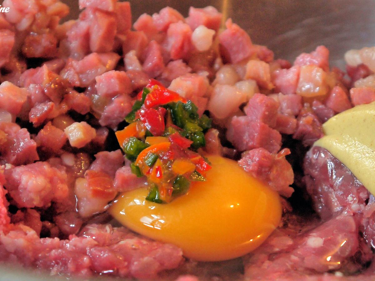 Schoko-Chili-Hackbällchen auf Tomaten-Ananas-Sugo - Rezept - kochbar.de