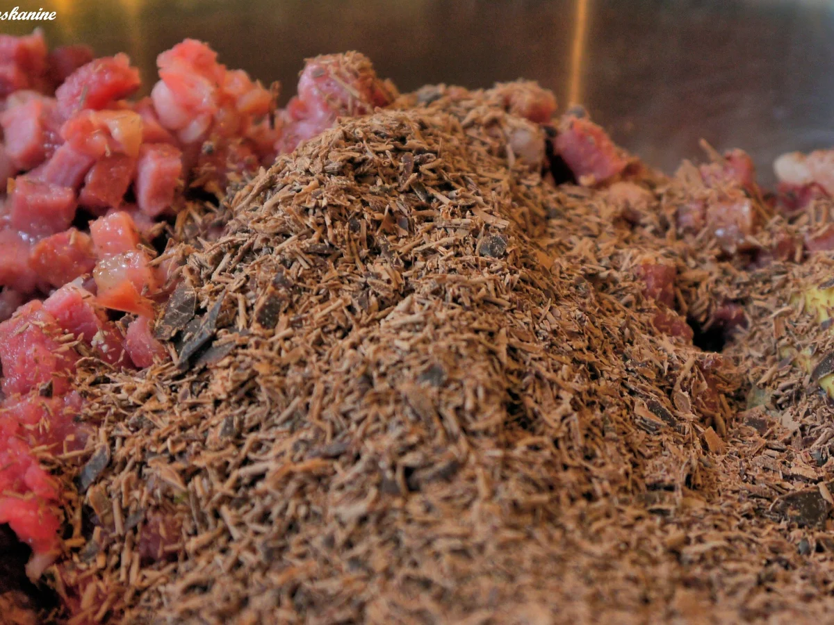 Schoko-Chili-Hackbällchen auf Tomaten-Ananas-Sugo - Rezept - Bild Nr. 9