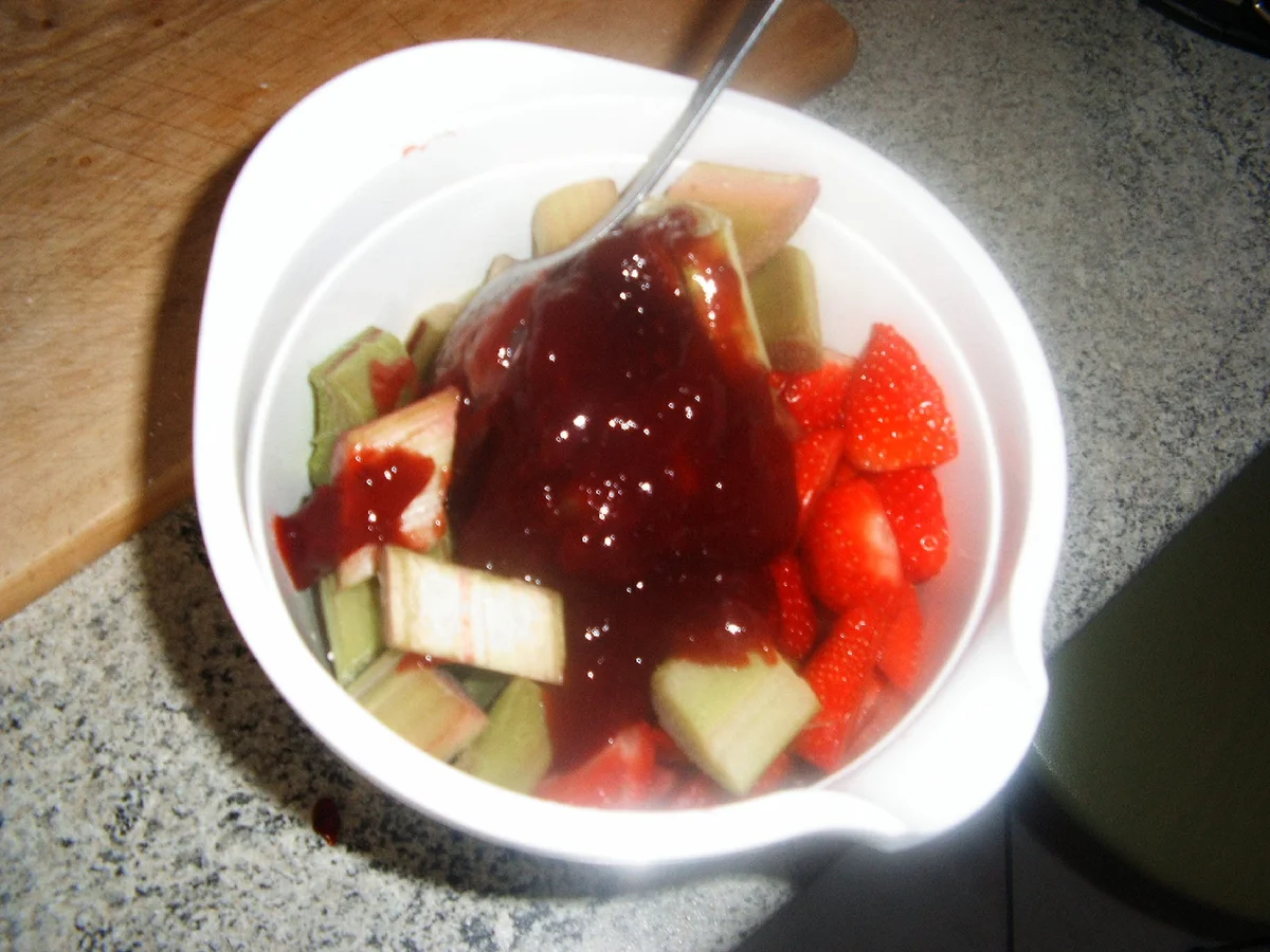 Rezept: Rhabarber-Erdbeer-Kuchen Bild Nr. 6 Rhabarber-Erdbeer-Kuchen - Rezept - Bild Nr. 6