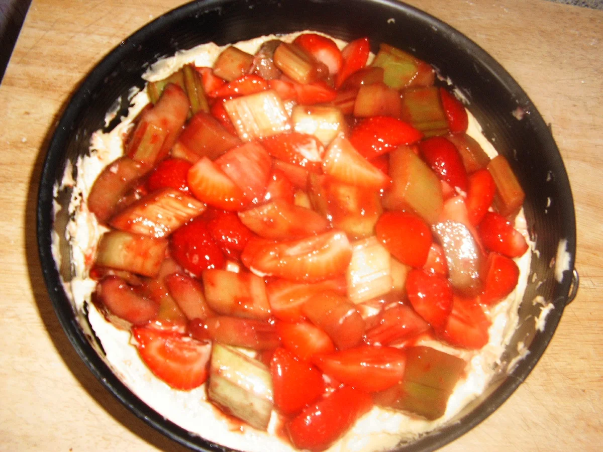 Rezept: Rhabarber-Erdbeer-Kuchen Bild Nr. 9 Rhabarber-Erdbeer-Kuchen - Rezept - Bild Nr. 9