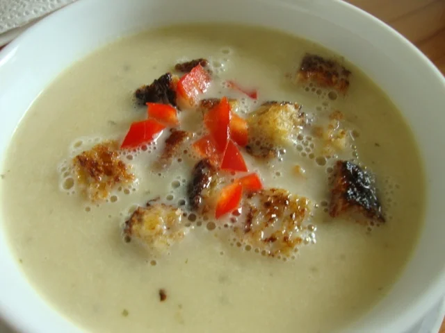 Cremesüppchen aus Sellerie & Apfel mit Butter Ingwer Croûtons - Rezept