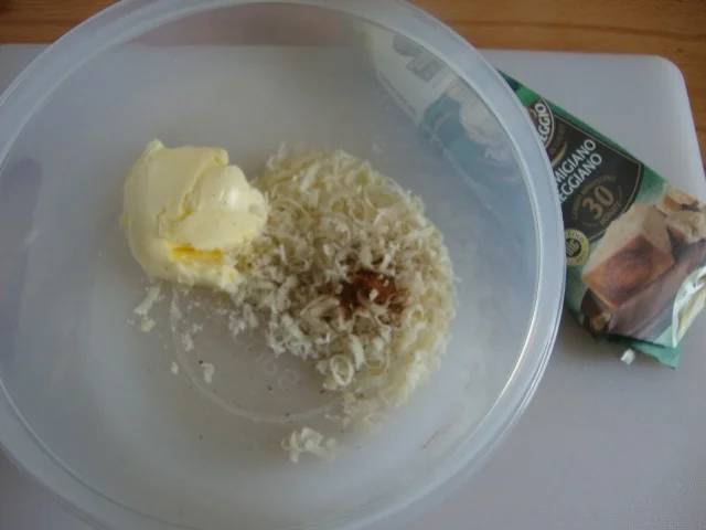 Rezept: Spargelsüppchen mit einer Einlage aus Käsenocken Bild Nr. 2 Spargelsüppchen mit einer Einlage aus Käsenocken - Rezept - Bild Nr. 2