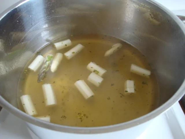 Rezept: Spargelsüppchen mit einer Einlage aus Käsenocken Bild Nr. 7 Spargelsüppchen mit einer Einlage aus Käsenocken - Rezept - Bild Nr. 7